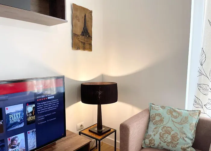 Metro Apartment *