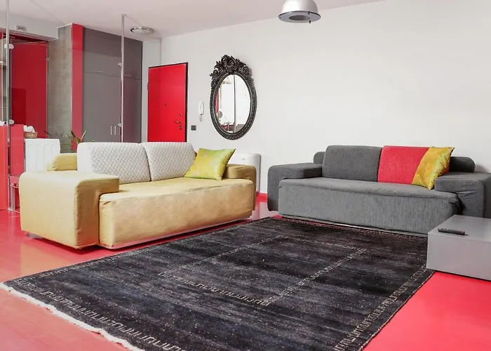 Metro Apartment *
