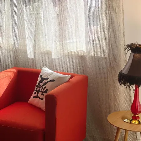 Metro Apartment *