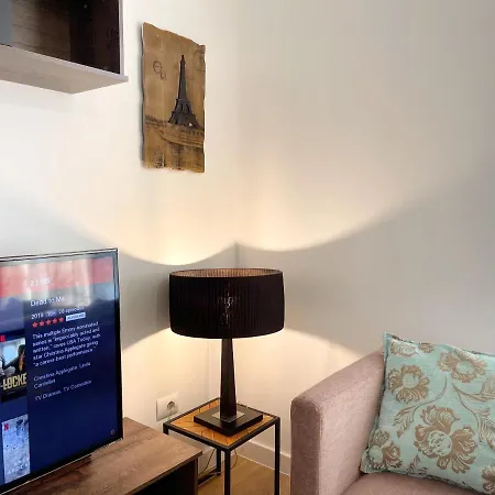 Metro Apartment *