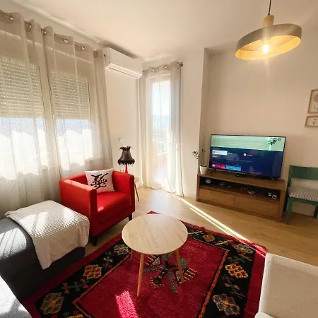Metro Apartment *