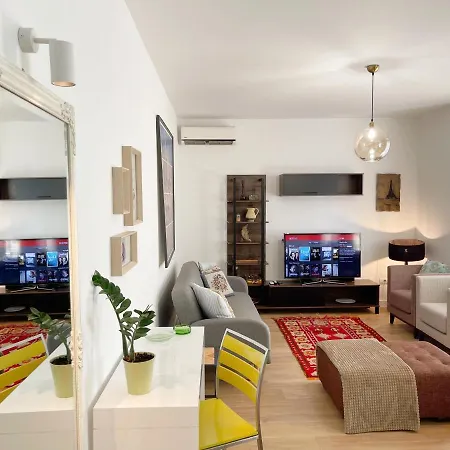 Metro Apartment *