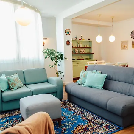 Metro Apartment *