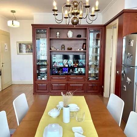 Metro Apartment *