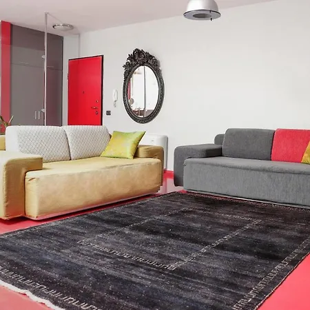 Metro Apartment *