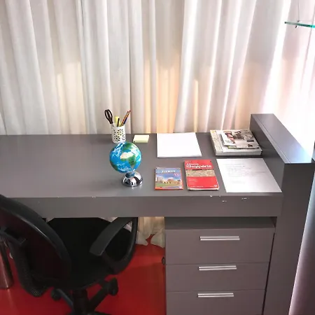 Metro Apartment *