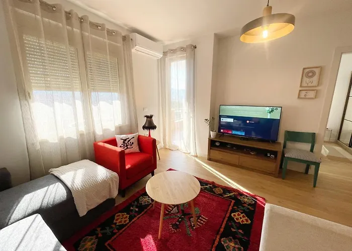 Metro Apartment *